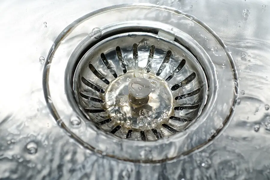 Sink drain with running water